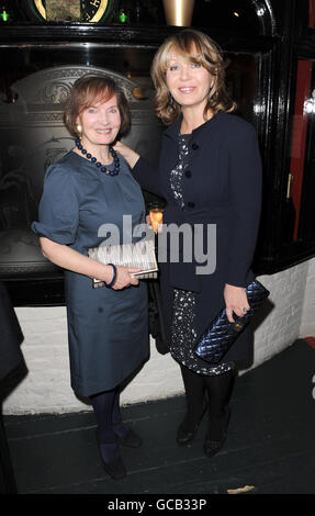 Kirsty Young et sa mère Cathryn posent avant que le lauréat du prix Johnnie Walker Blue Label Great Scot Award soit annoncé à Boisdale de Belgravia, Londres. Banque D'Images