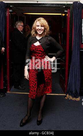 Kylie Minogue porte Dolce et Gabbana assiste à Miss Polly Rae: The All New Hully Burly Show au Leicester Square Theatre, Londres. Banque D'Images