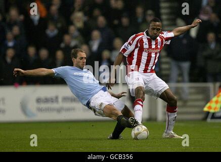 Football - FA Cup - Cinquième Round Replay - Stoke City / Manchester City - Britannia Stadium.Pablo Zabaleta (à gauche) de Manchester City défie Ricardo Fuller (à droite) de Stoke City pour le ballon Banque D'Images