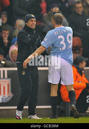 Football - FA Cup - Cinquième Round Replay - Stoke City / Manchester City - Britannia Stadium.Sylvinho (à gauche) de Manchester City félicite Craig Bellamy (à droite), coéquipier, après avoir obtenu la note de l'égaliseur Banque D'Images