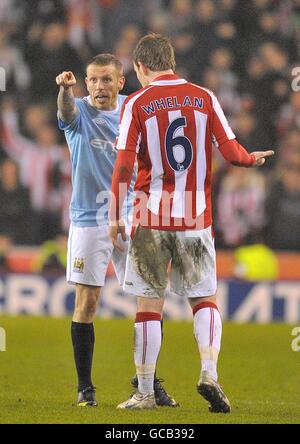 Football - FA Cup - Cinquième Round Replay - Stoke City / Manchester City - Britannia Stadium.Craig Bellamy (à gauche) de Manchester City a des mots avec Glenn Whelan (à droite) de Stoke City pendant le match Banque D'Images