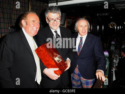 Le gagnant Jack Vettriano pose avec Andrew Neil et Sir Jackie Stewart (à droite) lors du prix Johnnie Walker Blue Label Great Scot Award à Boisdale, à Belgravia, Londres. Banque D'Images