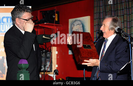 Sir Jackie Stewart remet à Jack Vettriano le prix Johnnie Walker Blue Label Great Scot Award à Boisdale, à Belgravia, à Londres. Banque D'Images