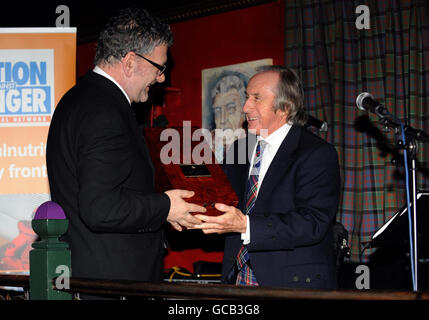 Sir Jackie Stewart remet à Jack Vettriano le prix Johnnie Walker Blue Label Great Scot Award à Boisdale, à Belgravia, à Londres. Banque D'Images