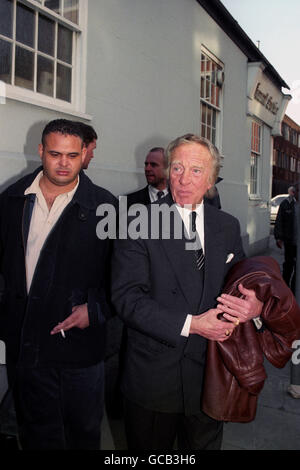 CHARLIE KRAY, FRÈRE DE RONNIE KRAY, L'UN DES JUMEAUX DE KRAY, RECONNU COUPABLE DE MEURTRES DE GANGLAND DANS LES ANNÉES 60 QUI SONT MORTS, LAISSANT UN DIRECTEUR FUNÉRAIRE SUR LA ROUTE VERTE DE BETHNAL DANS L'EAST END DE LONDRES. Banque D'Images