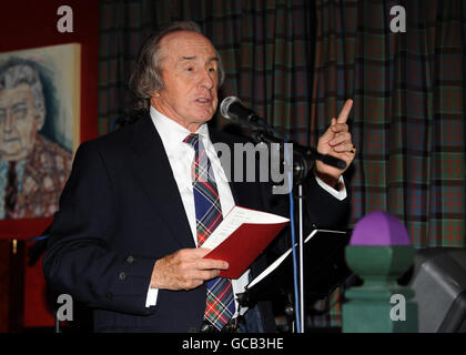 Sir Jackie Stewart parle lors du prix Johnnie Walker Blue Label Great Scot à Boisdale, à Belgravia, à Londres. Banque D'Images