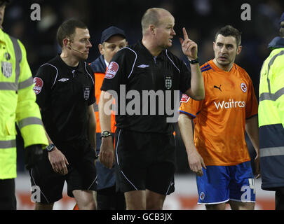 Soccer - FA Cup - Cinquième Round Replay - West Bromwich Albion v Reading - The Hawthorns.L'arbitre Mason parle avec les Lectures Andy Griffin après lors du match de répétition de la cinquième ronde de la coupe FA aux Hawthorns, West Bromwich. Banque D'Images