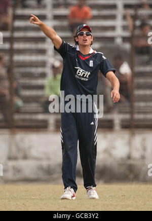 Le capitaine d'Angleterre Alastair Cook lors du match au stade Khan Shaheb Osman Ali, Fatullah, Bangladesh. Banque D'Images