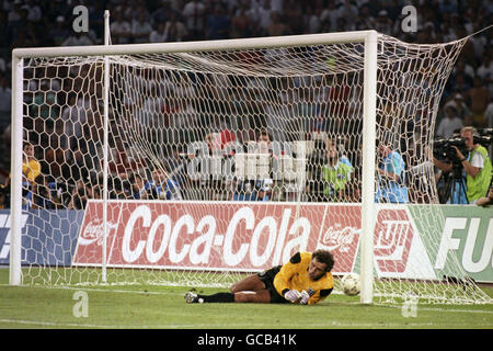 Le gardien de but de l'Angleterre Peter Shilton plonge en vain comme il échoue pour sauver une pénalité pendant la fusillade Banque D'Images