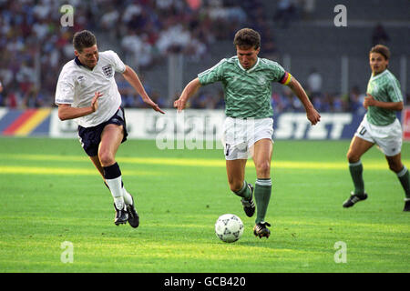 Chris Waddle (l) d'Angleterre en action avec le capitaine de l'Allemagne de l'Ouest Lothar Mattheaeus (r) Banque D'Images