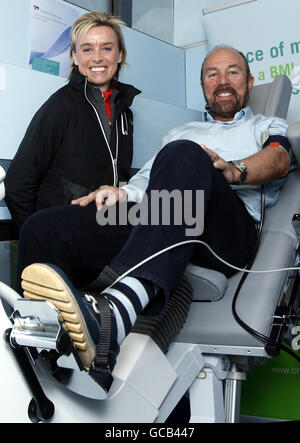 Brian Souter Directeur général de Stagecoach avec l'athlète Liz McColgan (à gauche) à bord d'un nouveau « Healthy Heart bus » à George Square à Glasgow, l'autobus offre des services d'enregistrement gratuits pour le personnel de stagecoach. Banque D'Images