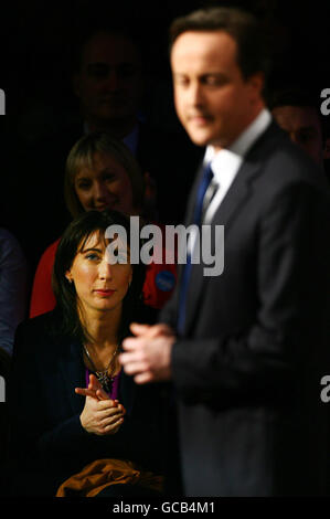 Samantha Cameron regarde son mari, le chef du Parti conservateur David Cameron, prononcer son discours au Forum du Printemps du Parti conservateur à Brighton, dans l'est du Sussex. Banque D'Images