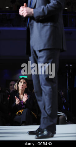 Samantha Cameron regarde son mari, le chef du Parti conservateur David Cameron, prononcer son discours au Forum du Printemps du Parti conservateur à Brighton, dans l'est du Sussex. Banque D'Images