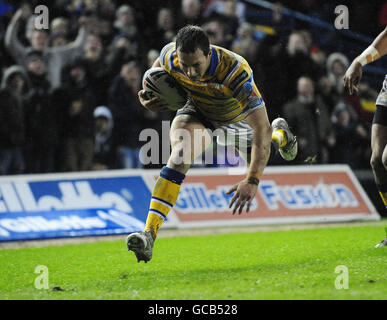 Danny McGuire, de Leeds Rhinos, a fait un essai lors du match du défi Gillette World Club à Elland Road, Leeds. Banque D'Images