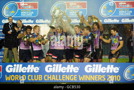 Rugby League - Gillette World Club Challenge - Leeds Rhinos / Melbourne Storm - Elland Road.Cameron Smith (au centre), de Melbourne Storm, lève le trophée après la victoire lors du match du défi Gillette World Club à Elland Road, Leeds. Banque D'Images