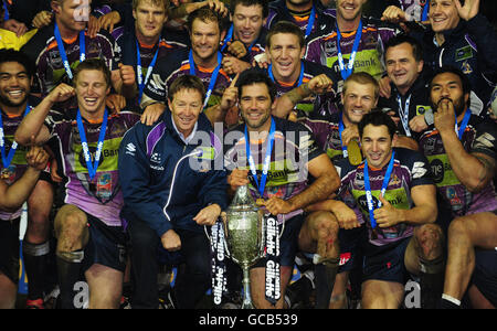 L'entraîneur de Melbourne Storm Craig Bellamy et le capitaine Cameron Smith (au centre à gauche et à droite) ont remporté le trophée après avoir remporté le match du Gillette World Club Challenge à Elland Road, Leeds. Banque D'Images