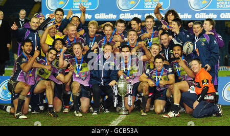 L'entraîneur de Melbourne Storm Craig Bellamy et le capitaine Cameron Smith (au centre à gauche et à droite) ont remporté le trophée après avoir remporté le match du Gillette World Club Challenge à Elland Road, Leeds. Banque D'Images