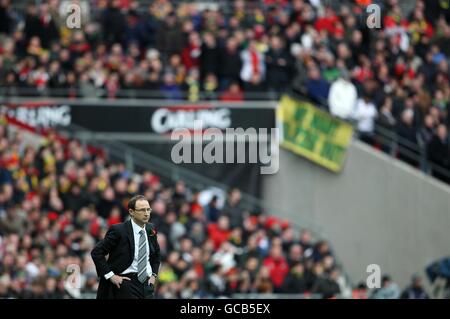 Football - Carling Cup - finale - Manchester United / Aston Villa - Wembley Stadium. Martin O'Neill, directeur de la Villa Aston, sur la ligne de contact Banque D'Images