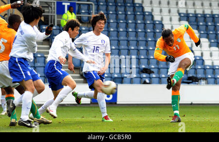 Didier Drogba, en Côte d'Ivoire, a bloqué une balle sur le but lors de l'International friendly à Loftus Road, Londres. Banque D'Images