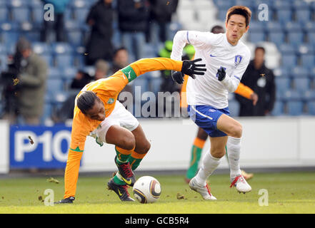 Football - International friendly - Corée du Sud / Côte d'Ivoire - Loftus Road.Didier Drogba en Côte d'Ivoire et Kim Jung-Woo en Corée (à droite) se battent pour le bal lors de l'International friendly à Loftus Road, Londres. Banque D'Images