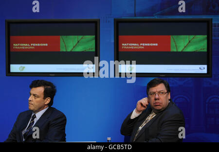 Taoiseach Brian Cowen et le ministre des Finances Brian Lenihan TD des bâtiments gouvernementaux de Dublin pour la publication des détails d'un nouveau régime obligeant tous les travailleurs âgés de plus de 22 ans à participer à un régime de retraite. Banque D'Images