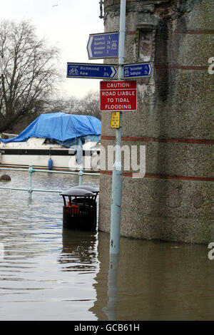 La scène à Richmond upon Thames, Surrey, après que la Tamise ait éclaté, elle est à marée haute. Banque D'Images