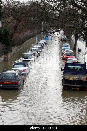 La scène à Richmond upon Thames, Surrey, après que la Tamise ait éclaté, elle est à marée haute. Banque D'Images