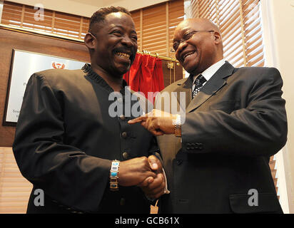 Le président sud-africain Jacob Zuma (à droite) partage une blague avec Dali Tambo, fils de l'ancien président du Congrès national africain (ANC) Oliver Tambo, à la suite du dévoilement d'une plaque dans l'ancienne maison d'Oliver Tambo, dans le nord de Londres, aujourd'hui. Banque D'Images