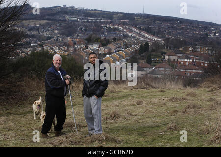 Le boxeur Kell Brook (à droite) après une rencontre fortuite avec son grand-père Roy, près de son quartier d'origine de Hillsborough à Sheffield, à la suite d'un entraînement médiatique au St Thomas Boys and Girls Boxing Club, à Sheffield. Banque D'Images