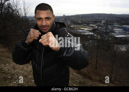 Le boxeur Kell Brook pose pour le photographe qui surplombe sa région natale de Hillsborough à Sheffield, à la suite d'un entraînement médiatique au St Thomas Boys and Girls Boxing Club, à Sheffield. Banque D'Images