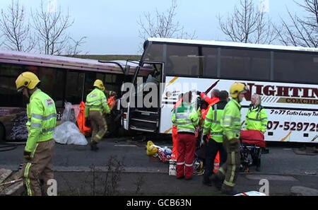 La police et les pompiers sur les lieux où deux autobus ont été impliqués dans un accident dans la région de Newfield, dans la rue Chester-le-Comté de Durham. Une personne est décédée et plusieurs passagers ont été blessés. Banque D'Images