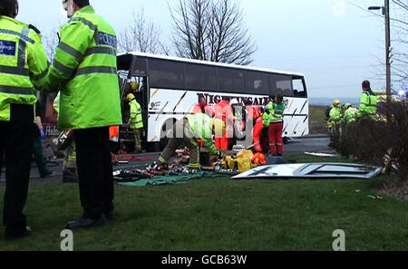 La police et les pompiers sur les lieux où deux autobus ont été impliqués dans un accident dans la région de Newfield, dans la rue Chester-le-Comté de Durham. Une personne est décédée et plusieurs passagers ont été blessés. Banque D'Images