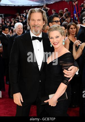 82e Academy Awards - arrivées - Los Angeles.Jeff Bridges et Susan Geston arrivent pour les 82e Academy Awards au Kodak Theatre de Los Angeles. Banque D'Images