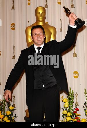 Mauro Fiore avec le prix de la réalisation en cinématographie, reçu pour Avatar, lors des 82e Academy Awards au Kodak Theatre, Los Angeles. Banque D'Images