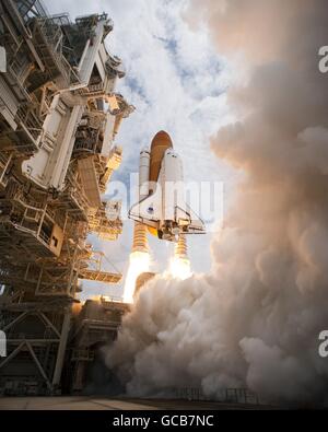 La navette spatiale Atlantis STS-135 ascenseurs-off sur la dernière mission de la navette spatiale au Centre spatial Kennedy le 8 juillet 2011 à Cape Canaveral, en Floride. Banque D'Images