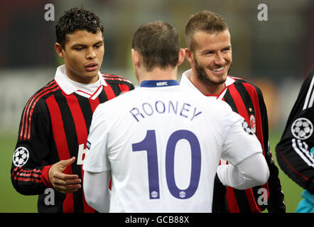 David Beckham (à droite) d'AC Milan serre la main avec un coéquipier de l'Angleterre Wayne Rooney de Manchester United avant le match sous le nom de Thiago Silva (gauche) regarde Banque D'Images