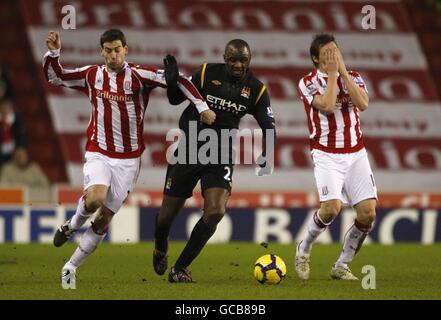 Patrick Vieira de Manchester City attire Dean Whitehead de Stoke City Le visage avant de se battre pour le ballon avec Rory Delap (gauche) Banque D'Images