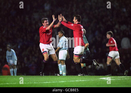 Football - FA Carling Premiership - Manchester United / Manchester City - Old Trafford.Eric Cantona célèbre le premier but de Manchester United avec son coéquipier Steve Bruce. Banque D'Images