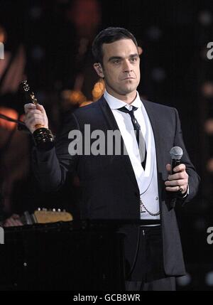 BRIT Awards 2010 - spectacle - Londres.Robbie Williams sur scène pendant les BRIT Awards 2010, à Earls court, Londres. Banque D'Images