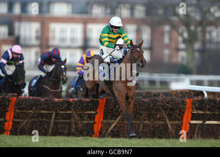 - Course de Chevaux Gold Cup de l'Artillerie royale jour Appuyer l'aide pour Heroes - Sandown Park Banque D'Images