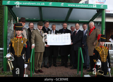 Un chèque d'argent recueilli pour l'aide aux héros est montré à la presse pendant la Journée de la coupe d'or de l'Artillerie royale de l'aide aux héros à l'hippodrome de Sandown, Surrey. Banque D'Images