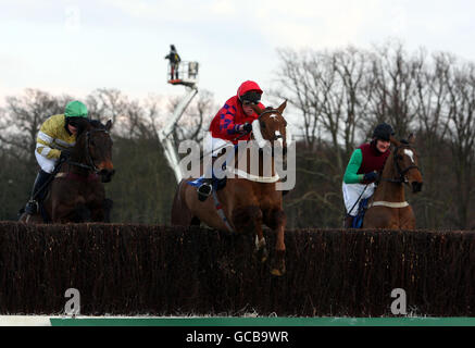 M. Big (à gauche), monté par le Capt Harry Wallace, remporte la Royal Atillery Gold Cup Steeple Chase lors de la Journée de l'aide pour les héros de la Royal Artillery Gold Cup à l'hippodrome de Sandown, Surrey. Banque D'Images