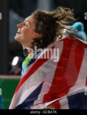 Amy Williams, de la Grande-Bretagne, célèbre à la suite de sa victoire au Skeleton féminin du Whistler Sliding Centre, Whistler, Canada. Banque D'Images