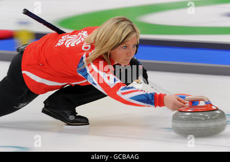 Jeux olympiques d'hiver - Jeux olympiques d'hiver de 2010 Vancouver - huitième jour.Eve Muirhead, un saut en Grande-Bretagne, en action lors de l'événement de curling féminin contre le Japon. Banque D'Images