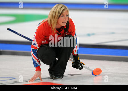 Le skip Eve Muirhead de Grande-Bretagne crie les instructions pendant l'événement de curling féminin contre le Japon. Banque D'Images