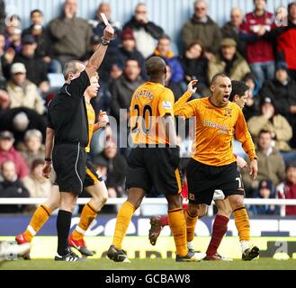 L'arbitre Martin Atkinson (à gauche) rejette Craig Fagan de Hull City (à droite) pour une infraction secondaire Banque D'Images