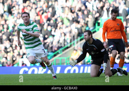 Robbie Keane, du Celtic, célèbre le premier but du match de la première ligue de la banque Clydesdale au Celtic Park, à Glasgow. Banque D'Images