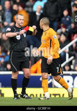 L'arbitre Martin Atkinson (à gauche) rejette Craig Fagan de Hull City (à droite) pour une deuxième infraction réservable Banque D'Images