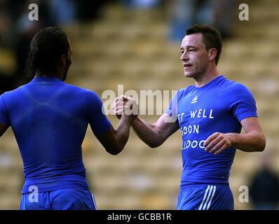 John Terry de Chelsea (à droite) célèbre la victoire après le coup de sifflet final Avec son coéquipier Didier Drogba (à gauche) portant un t-shirt affichant le Message « Get Well Soon Bulldog » qui fait référence aux joueurs de Chelsea assistant Frank Steer Banque D'Images