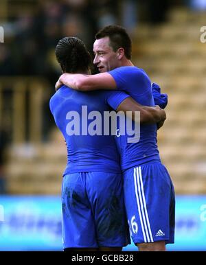 John Terry de Chelsea (à droite) célèbre la victoire après le coup de sifflet final Avec son coéquipier Didier Drogba (à gauche) Banque D'Images